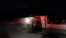 Motorista de caminhão fica ferido após tombamento na BR-101, em Flexeiras