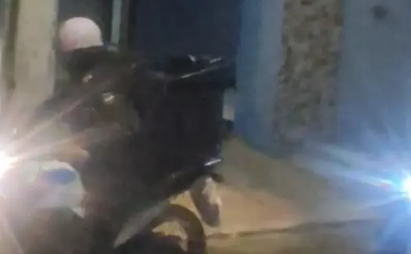 Motoboys fazem buzinaço e derrubam portão de residência após colega ser ameaçado em Arapiraca