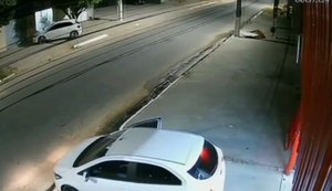 Ladrões invadem loja de veículos e fogem com carro roubado em Maceió