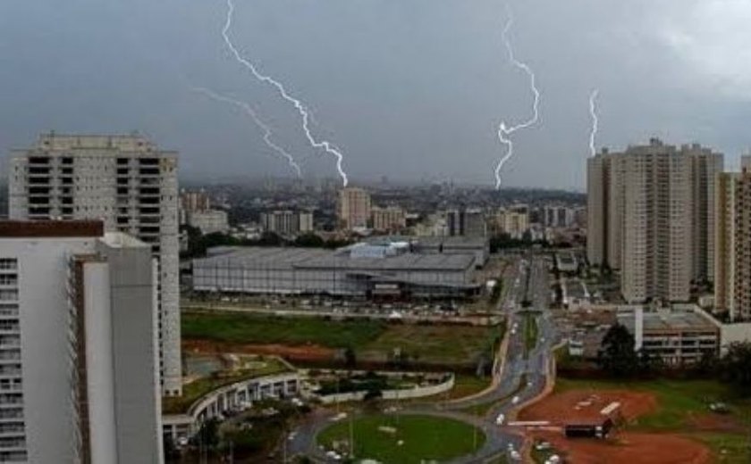Acampamento bolsonarista é atingido por raio em Brasília