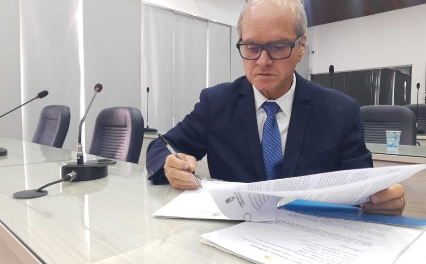Vereador deixa oposição e se alia à base de JHC