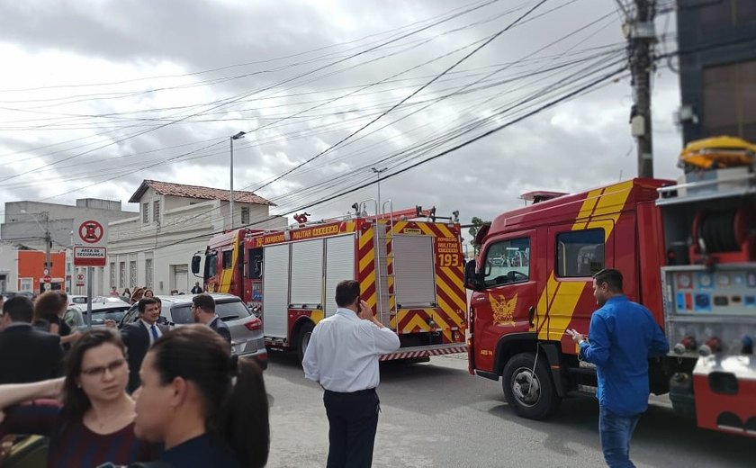 Vídeo: prédio do TJ/AL é evacuado após princípio de incêndio em gerador do subsolo