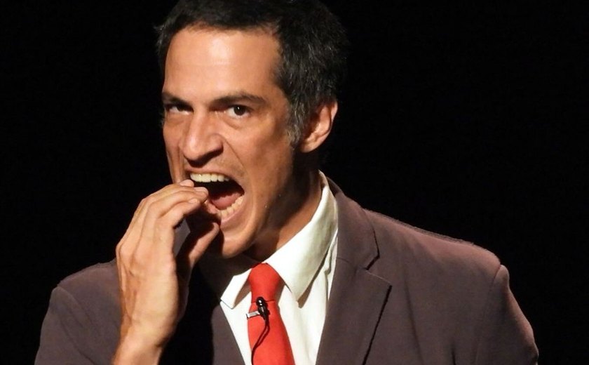 Mateus Solano dá tapa e derruba celular de fã em teatro