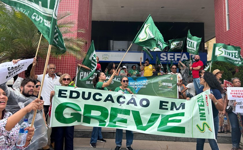 Grevistas da educação fazem vigília no palácio para pressionar Paulo Dantas