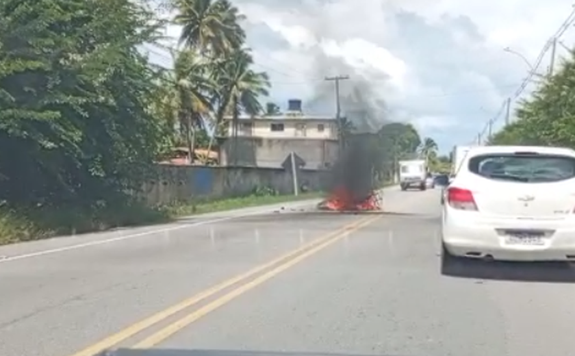 Motocicleta pega fogo após colisão com carro na AL-101 Norte