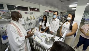 Humanização: HGE promove batizado de criança com síndrome rara
