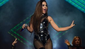 Wanessa Camargo deita no palco em protesto após ter show interrompido em festival