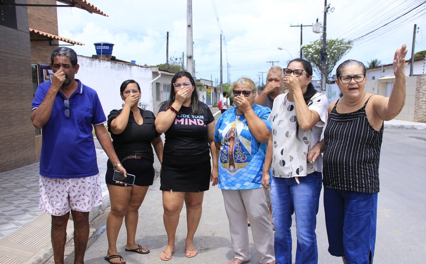 Caçambas deixam rastro de fezes nas ruas