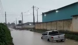 Chuva causa alagamentos em rua de Teotônio Vilela, no Sertão de Alagoas