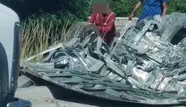 Carreta tomba e carga de pneus é 100% saqueada na BR-101, em Pilar