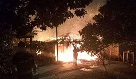 Bombeiros são acionados para conter incêndio em Galpão no Jacintinho