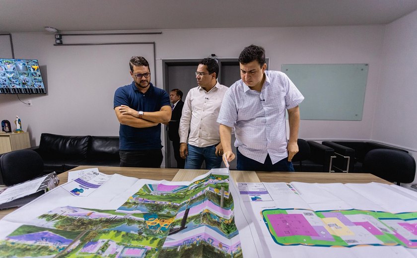 Prefeito Carlos assina ordem de serviço para construção de Praça no Conj. José Carlos