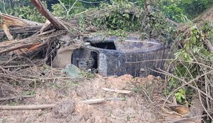 Três pessoas ficam feridas após carro deslizar em pista molhada em São Miguel dos Campos