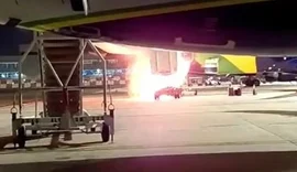 Caminhão pega fogo na pista do Aeroporto de Viracopos