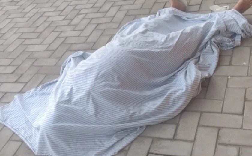 Mulher sofre parada cardíaca e morre em praça pública durante bebedeira em São Miguel