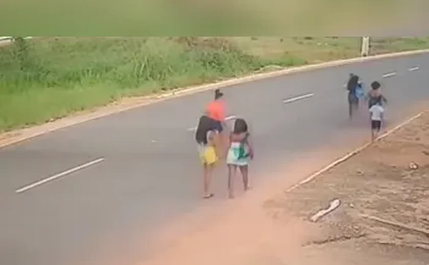 Jovem morre e sete ficam feridos após caminhonete em alta velocidade atropelar grupo em Balsas, no MA