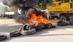 Manifestação por falta de água bloqueia trecho da AL-215 e trânsito fica lento na região