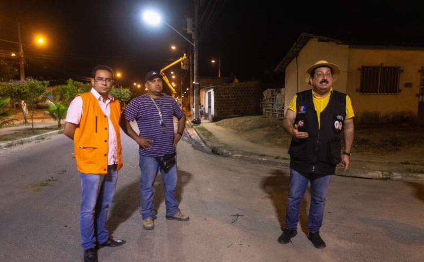 Prefeito acompanha instalação de luminárias de LED no Jarbas Oiticica em Rio Largo