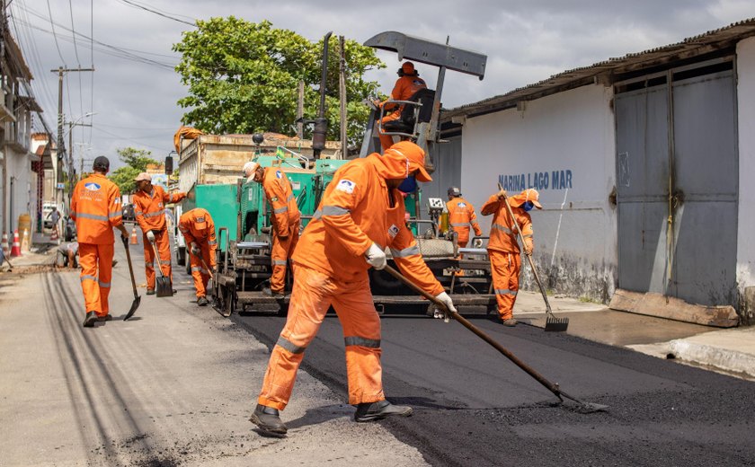 Por toda a cidade, trabalhadores de obras da Prefeitura de Maceió transformam a realidade da capital