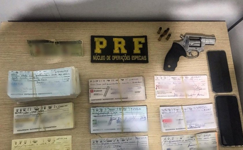 Homens são presos com arma e cheques roubados na BR-101