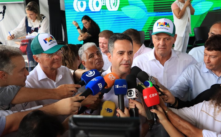 Governador e ministros entregam 30 máquinas agrícolas para municípios alagoanos