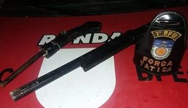PM prende foragido da Justiça suspeito de homicídios e apreende armas de fogo com irmãos
