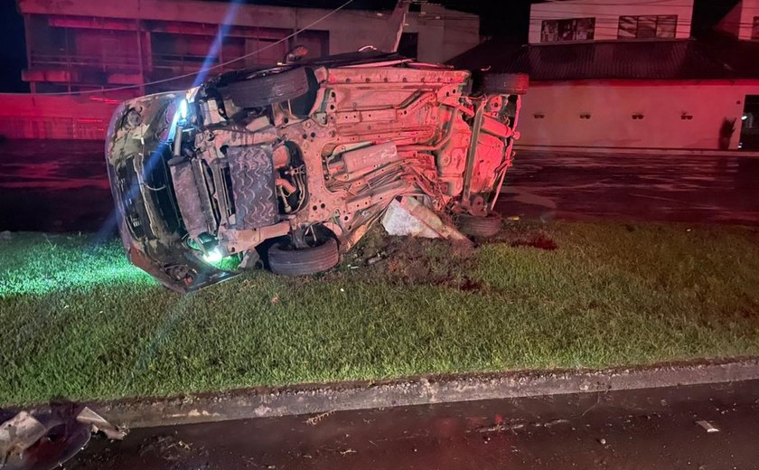Duas pessoas morrem e quatro ficam feridas após carro bater em poste
