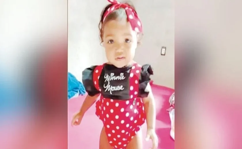 Pescoço quebrado e queimaduras de cigarro: bebê de 1 ano é achada morta