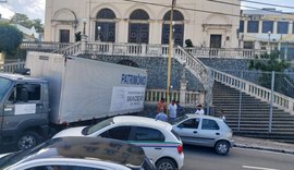 Caminhão baú da SMS perde controle e bate em outro veículo também da SMS