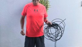 Juiz retira armadilha para capturar jacarés em Arapiraca