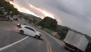 Colisão entre carro de passeio e caminhão-baú deixa uma pessoa ferida em Maribondo