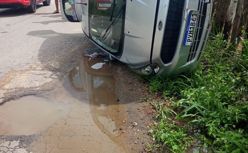 Motorista perde controle do veículo e capota em Paulo Jacinto