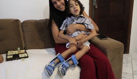 Menino com doença rara vai ganhar cadeira de rodas