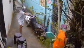 Câmera de segurança flagra assassinato em vila no Jacintinho