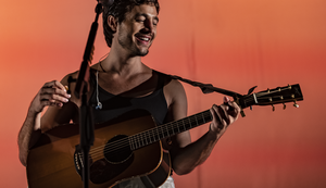 Tiago Iorc se apresenta em Maceió neste sábado (22) com a turnê 'Daramô'