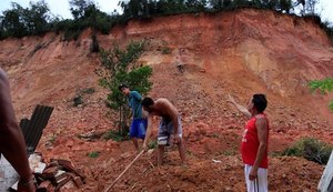Barreira derruba muro de residência em Ipioca
