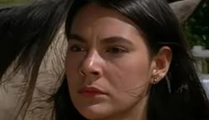 Atriz de A Viagem vive reclusa após queimar o corpo em gravação na Record