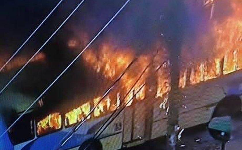 Ônibus são incendiados em ataque de criminosos no Rio de Janeiro