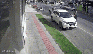 Mulher 'nasce de novo' ao escapar por pouco de colisão entre carros em Santa Catarina
