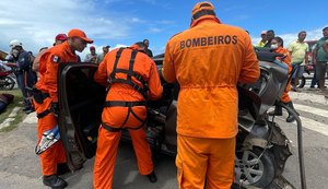 Colisão entre dois carros deixa três pessoas feridas no Pontal da Barra