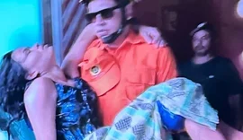 Mãe é socorrida de ambulância após corpo de recém-nascida ser encontrada; advogado diz que ela confessou crime