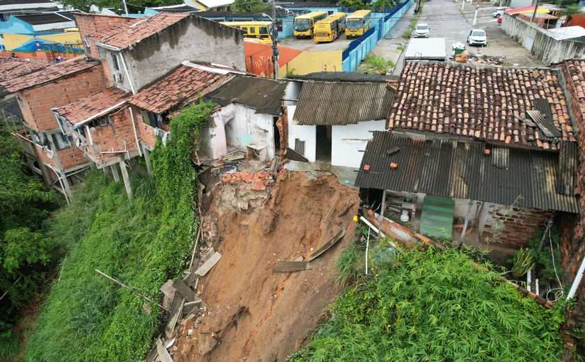 Casa desaba junto com barreira no Bolão