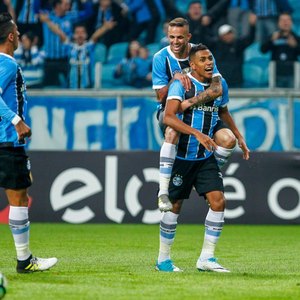 Grêmio vence Coritiba na Arena e segue na cola do Corinthians