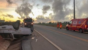 Colisão envolvendo três veículos termina em capotamento