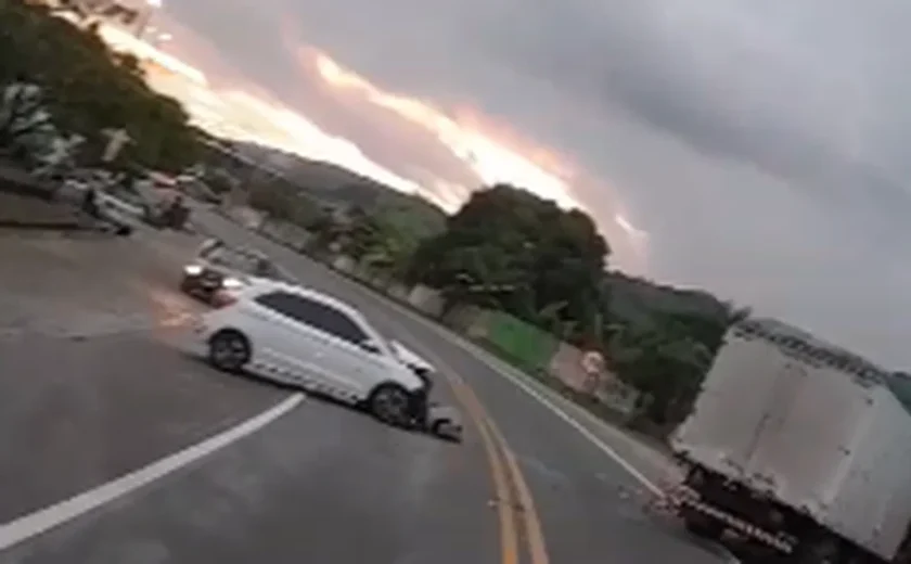 Colisão entre carro de passeio e caminhão-baú deixa uma pessoa ferida em Maribondo