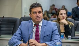 Pais aflitos e alunos sem ir às aulas: Rui Palmeira denuncia crise na educação municipal
