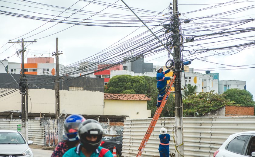 Prefeitura de Maceió intensifica fiscalização contra instalação irregular de fiações e cabos em postes