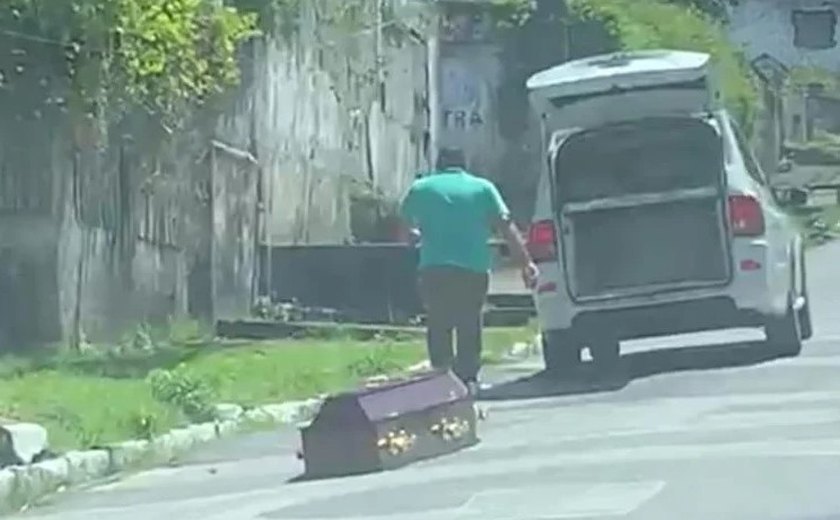 Caixão cai de carro de funerária e fica no meio da Ladeira do Calmon, em Bebedouro