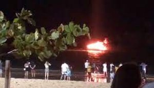 Lancha pega fogo na praia de Ponta Verde e assusta população