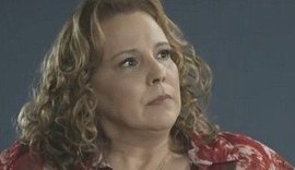 'Rock Story': Néia relembra tempos de gari e varre rua após assumir crime